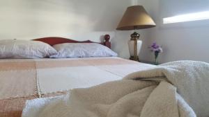 Un dormitorio con una cama con una manta. en Departamento Céntrico en Salta