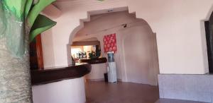 un couloir avec une arche et une cuisine dans une maison dans l'établissement Costa Miramar, à Acapulco
