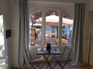 - une table et des chaises dans une chambre avec fenêtre dans l'établissement A Priori Guest House, à Viterbe