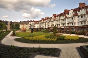 szereg budynków z parkiem w środku w obiekcie Windrose Apartment w Świnoujściu
