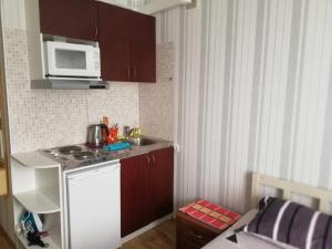 Ett kök eller pentry på Stroomi Residents Apartments