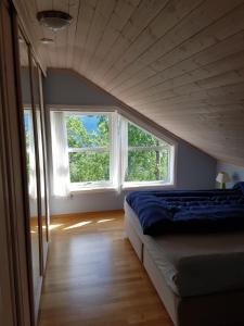 Säng eller sängar i ett rum på Panorama view along the fjord in Stryn