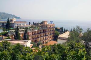Blick auf ein Gebäude in einer Stadt in der Unterkunft Hotel Ipanema in Taormina