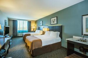 薩斯卡通的住宿－薩斯卡通市中心假日酒店，酒店客房设有两张床和电视。