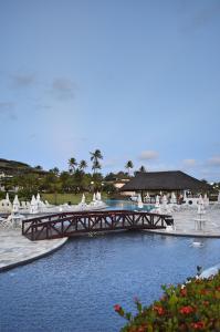 most nad wodospadem obok plaży w obiekcie Bangalô Luxo Beach Class Resort Muro Alto w mieście Porto de Galinhas