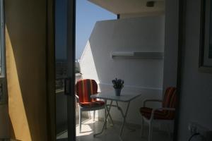 プラヤ・デ・ラス・アメリカスにあるApartamento Vacacional Playaの窓付きの客室で、小さなテーブルと椅子が備わります。