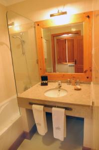 a bathroom with a sink and a mirror and a tub at Casa de Campo Sao Rafael - Turismo Rural in Óbidos