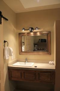 W łazience znajduje się umywalka i lustro. w obiekcie Hotel Hacienda del Viejo w mieście Matamoros