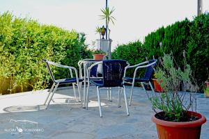 Um jardim no exterior de Alecrim Rosmaninho Guest House