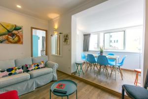 sala de estar con sofá, mesa y sillas en Friends & Family Tree en Oporto