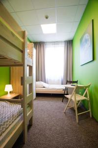 Divstāvu gulta vai divstāvu gultas numurā naktsmītnē Moon Hostel Poznań