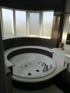 La salle de bains est pourvue d'une baignoire, d'un lavabo et de fenêtres. dans l'établissement Villa Irene, à Kos 50 autres photos
