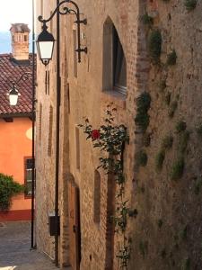 ein Gebäude mit einer Blume auf der Seite in der Unterkunft Palazzo d'Assi - Guest house in Monforte dʼAlba