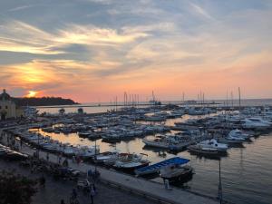 Afbeelding uit fotogalerij van L'Isola Del Postino Rooms in Procida
