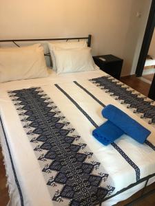 un lit avec une paire bleue de produits dans l'établissement Casa Kalliroi, à Symi
