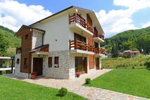 a house with a green lawn in front of it at Villa 'Iva' in Mavrovo