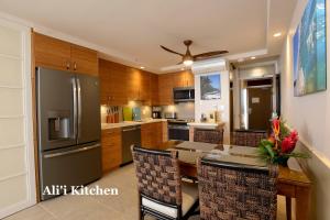 Cucina o angolo cottura di Mana Kai Maui - Official Onsite Rental Company