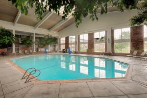 Bazén v ubytování Red Lion Hotel Pocatello nebo v jeho okolí