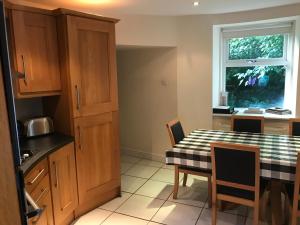 una cucina con tavolo, sedie e finestra di Craig Cottage a Banff