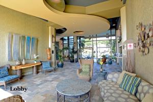 Area soggiorno di Mana Kai Maui - Official Onsite Rental Company