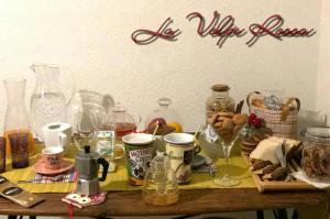 Ein Tisch mit einem Haufen Sachen drauf. in der Unterkunft Bed and Breakfast La Volpe Rossa in Regalbuto