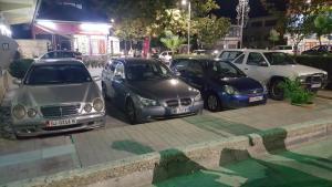 eine Gruppe von Autos, die auf einem Parkplatz geparkt sind in der Unterkunft Hotel Brace in Gjirokastër
