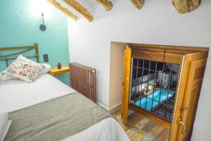 ArbunielにあるManuel de La Capillaのベッドルーム(ベッド1台、窓付)
