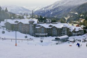 First Tracks Lodge v zimě