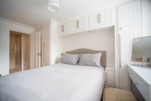 Un pat sau paturi într-o cameră la Superb 3-Bed 2-Bath with Wifi: Trendy Fitzrovia W1