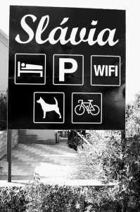 una señal que dice Santa Paula y un perro y una bicicleta en Slavia penzion, en Mikulov