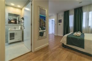 una habitación de hotel con una cama y un espejo en Hotel Ciudad del Mar, en Las Palmas de Gran Canaria