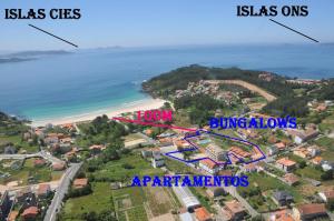 una vista aérea de una playa con las palabras ciudades y apartamentos en Camping Playa Canelas, en Portonovo
