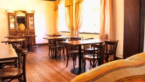 un ristorante con tavoli e sedie in una stanza di Posada San Andres a La Cumbre