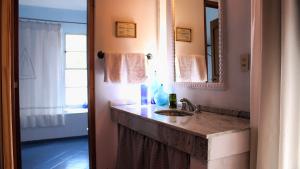 un bagno con lavandino e specchio di Posada San Andres a La Cumbre Altre 55 foto