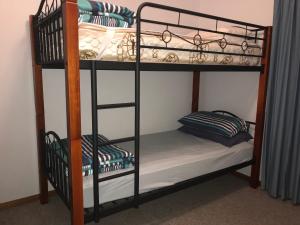 a couple of bunk beds in a room at Wintersun Holiday Cottages in Emu Bay