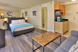 Ένα ή περισσότερα κρεβάτια σε δωμάτιο στο Charming Waikiki Getaway in Aloha Surf