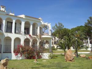 una gran casa blanca con un jardín delante de ella en Alpen1 Residencial Finca del Moro, en Peñíscola