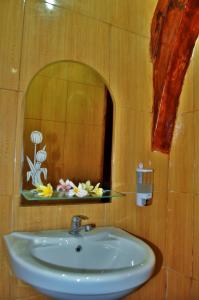 a bathroom with a sink and a mirror at Setilas Bungalows in Nusa Penida