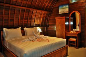 Un dormitorio con una cama con una toalla. en Setilas Bungalows, en Nusa Penida