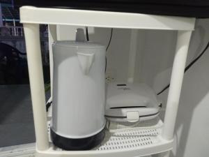 un aparato blanco sentado en un estante blanco en Marysol Lodging Hostel & Camping, en San Andrés