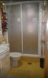 Bilik mandi di Habitación Maria Jose +16 gambar