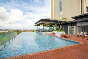 Bazén v ubytování Wyndham Opi Hotel Palembang nebo v jeho okolí