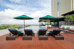 Bazén v ubytování Wyndham Opi Hotel Palembang nebo v jeho okolí