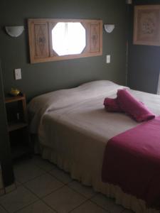 1 dormitorio con 2 camas y ventana en Los Lapachos en San Miguel de Tucumán