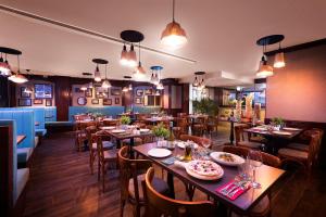 En restaurant eller et andet spisested på Regal Oriental Hotel