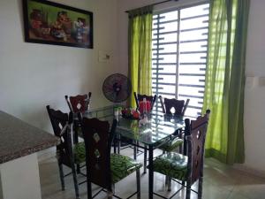 a dining room with a glass table and chairs at Excelente Casa vacacional in Flandes