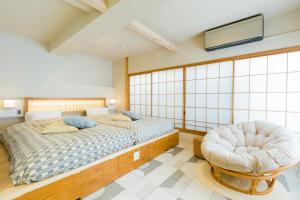 KAGO 34 Tokyo by Shukuba HOTEL في طوكيو: غرفة نوم بسريرين وكرسي