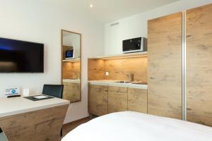 Televisyen dan/atau pusat hiburan di TRIP INN JET HOTEL Zürich Airport