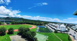 uma vista aérea de um parque com um campo de ténis em ISING HOTEL em Taitung City