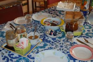 una mesa con un mantel azul y blanco con comida. en Il Pino en Vetulonia